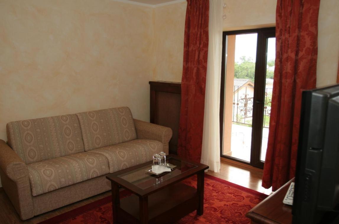 Club Insieme Grand Resort Potlogi Pokoj fotografie
